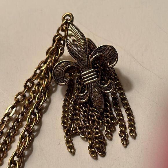 Vintage Gold Tone Knight and Fleur De Lis Sweater Cloak Pin - Picture 3 of 7